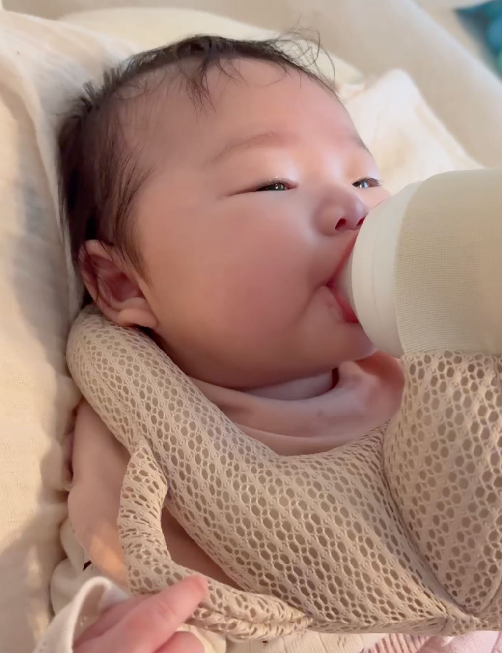 哺乳瓶ホルダーは危険？窒息や事故を防ぐ「正しいセルフミルク」の方法と、助産師も注目する特許取得グッズ『CocoPon』の選び方