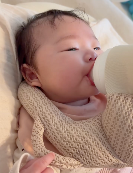 哺乳瓶ホルダーは危険？窒息や事故を防ぐ「正しいセルフミルク」の方法と、助産師も注目する特許取得グッズ『CocoPon』の選び方